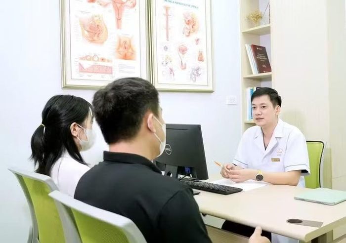 Bác sĩ khám và tư vấn cho cặp vợ chồng hiếm muộn.