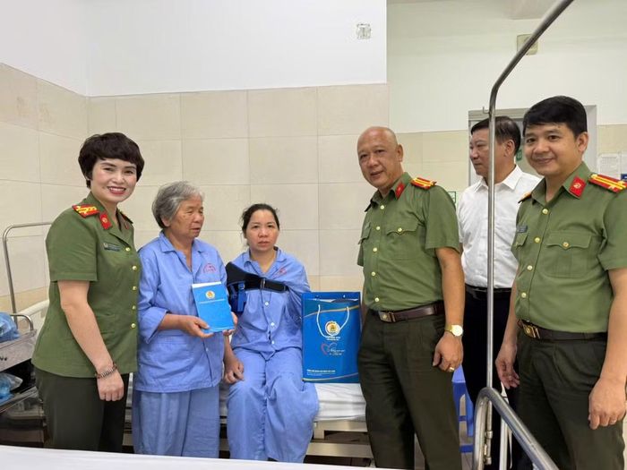 Chị Phương và mẹ xúc động đón nhận tình cảm và phần quà ý nghĩa do Công đoàn CAND trao tặng, hỗ trợ chị Phương yên tâm chữa bệnh.