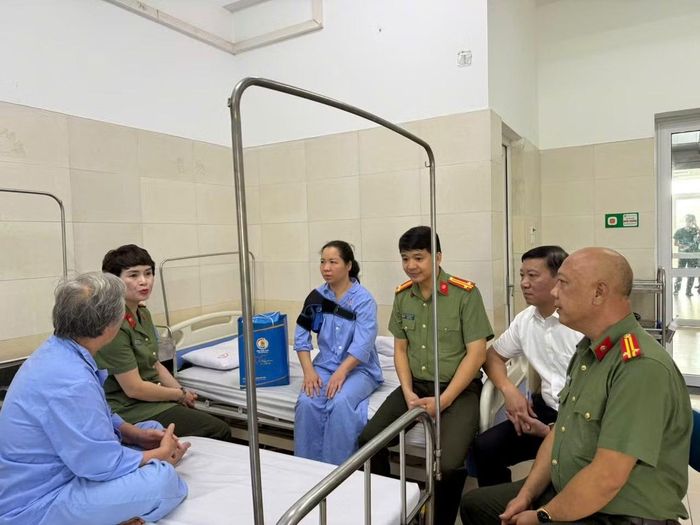 Đại tá Công Thanh Thảo, Trưởng Ban Công đoàn CAND và đoàn công tác đến thăm, trao quà, động viên chị Phương đang điều trị tích cực phục hồi chức năng tại bệnh viện Y học cổ truyền Bộ Công an.