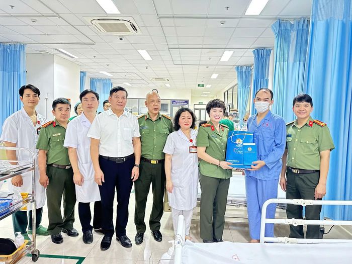 Công đoàn CAND đến thăm, trao quà động viên anh Bùi Duy Công đang điều trị ung thư tại bệnh viện.
