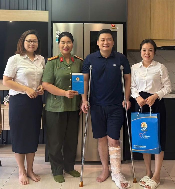 Đoàn công tác đến tận nhà thăm hỏi, trao quà, động viên anh Long yên tâm điều trị để nhanh chóng bình phục.