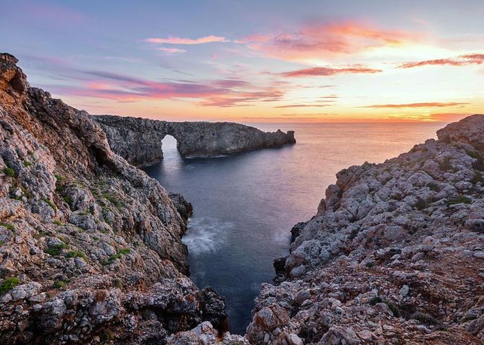 "Menorca đón ánh mặt trời đầu tiên trên toàn Tây Ban Nha nhờ vị trí địa lý ở phía Đông. Đây là nơi lý tưởng để ngắm bình minh và hoàng hôn" - bà Laura Ruiz Mercadal, Giám đốc Du lịch của đảo Menorca cho biết. Ảnh: euronews