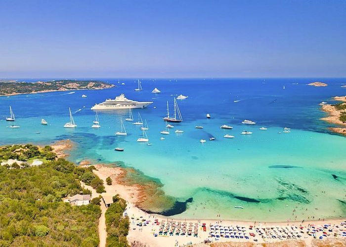 Bờ biển Ngọc lục bảo (Emerald Coast) và vùng phụ cận nằm trong số những thắng cảnh đẹp nhất ở phía Bắc Sardinia, Italy. Ảnh: marinayachtcharter