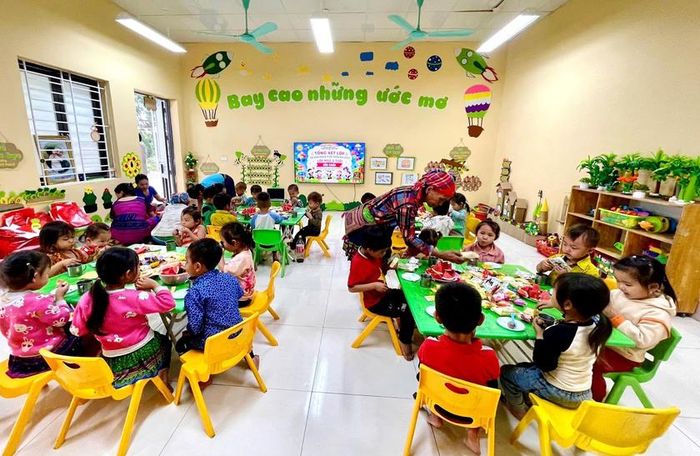 Phụ huynh học sinh xã Trịnh Tường phối hợp với nhà trường tổ chức vui Tết thiếu nhi cho học sinh mầm non ở địa phương. Ảnh: CTV