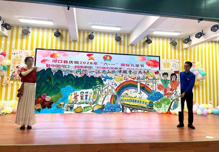 Đoàn phường Lào Cai và Huyện đoàn Hà Khẩu (Trung Quốc) tổ chức giao lưu nhân ngày "Quốc tế thiếu nhi" 1/6. Ảnh: CTV
