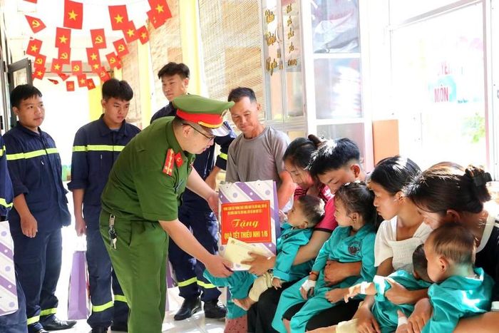 Đội chữa cháy và cứu nạn cứu hộ khu vực số 2 (Công an tỉnh Lào Cai) trao tặng quà cho 10 bệnh nhi có hoàn cảnh khó khăn đang điều trị tại Bệnh viện đa khoa số 3 Lào Cai. Ảnh: CTV