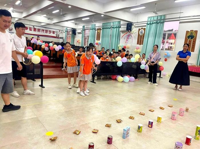 Thiếu nhi phường Lào Cai và Hà Khẩu (Trung Quốc) chơi trò chơi dân gian. Ảnh: CTV