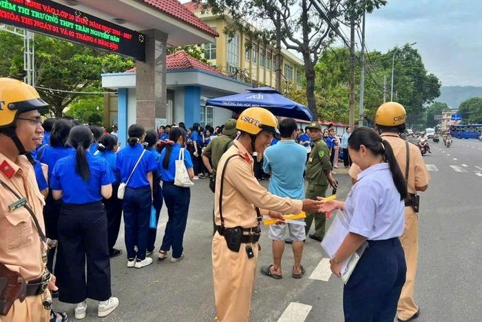 Cảnh sát giao thông phối hợp chặt chẽ với Công an địa phương, lực lượng Thanh niên xung phong, các đội hình thanh niên tình nguyện và các đơn vị liên quan tổ chức phân luồng, điều tiết giao thông tại các điểm thi.