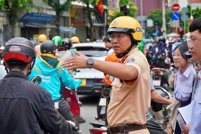 Cảnh sát giao thông, Công an Thành phố Hồ Chí Minh chủ động triển khai nhiều biện pháp, phương án bảo đảm giao thông trước và trong thời gian diễn ra kỳ thi tuyển sinh vào lớp 10 năm học 2026-2027 trên địa bàn Thành phố nhằm bảo đảm trật tự, an toàn giao thông, tạo điều kiện thuận lợi cho thí sinh đến các điểm thi an toàn, đúng giờ.