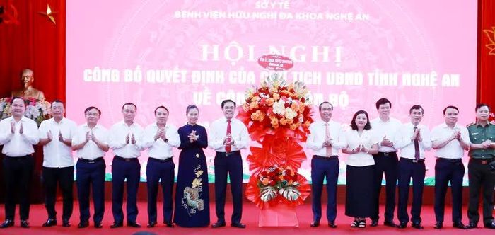 Tỉnh ủy, Ủy ban nhân dân tỉnh Nghệ An cùng các Sở, ngành tặng hoa chúc mừng tân giám đốc Bệnh viện Hữu nghị Đa khoa tỉnh Nghệ An. Ảnh: HQ 