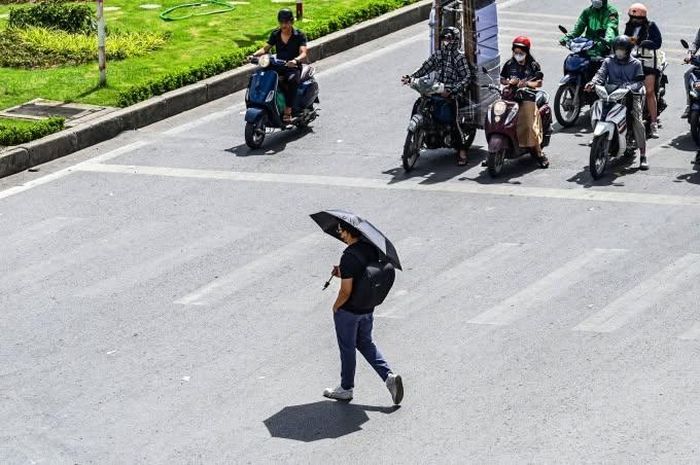 Các đợt nắng nóng xuất hiện xô đổ kỷ lục về nhiệt độ và gây nên tình trạng quá tải điện năng trong giờ cao điểm.