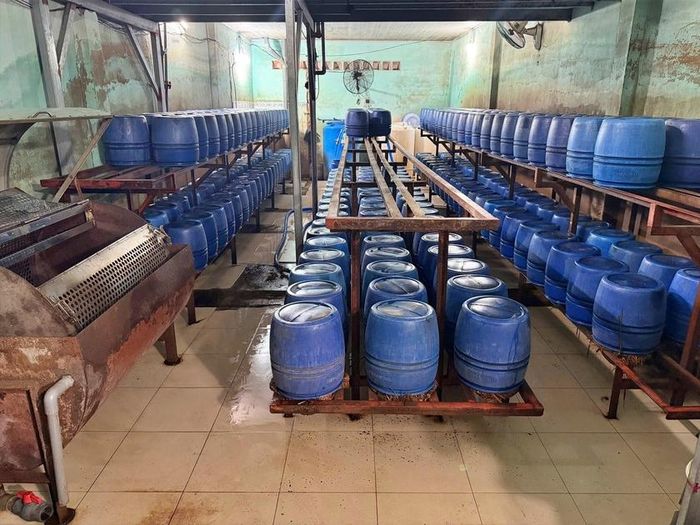 Các thùng hóa chất 6-Benzylaminopurine để sản xuất giá đỗ. Ảnh: CATPHCM