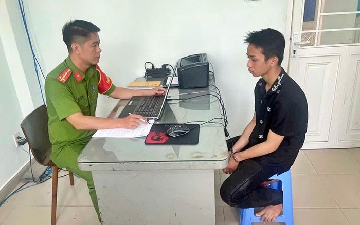Sau 11 giờ kể từ khi tiếp nhận tin báo, Phòng Cảnh sát hình sự, Công an Thành phố Hồ Chí Minh phối hợp Công an phường Thuận An đã nhanh chóng truy xét, bắt giữ đối tượng thực hiện hành vi cướp giật tài sản của một người phụ nữ lớn tuổi, khuyết tật, mưu sinh bằng nghề bán vé số. Ảnh: CATPHCM