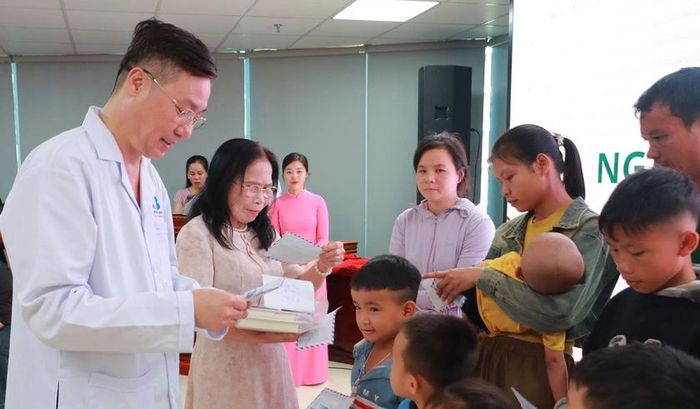 BSCKII. Nguyễn Văn Hướng - Trưởng phòng CTXH-TT, Bệnh viện Ung bướu Nghệ An trao quà cho các bệnh nhi. Ảnh: HQ