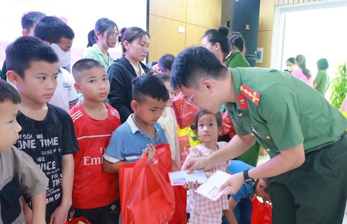Trao quà đến với các cháu thiếu nhi tại viện ung bướu Nghệ An. Ảnh: HQ