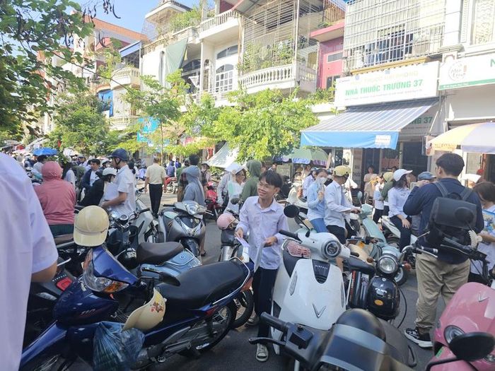 Thí sinh bé nhỏ này len lỏi tìm mẹ để thông báo tin vui làm bài tốt. Ảnh: Tuệ Nhi