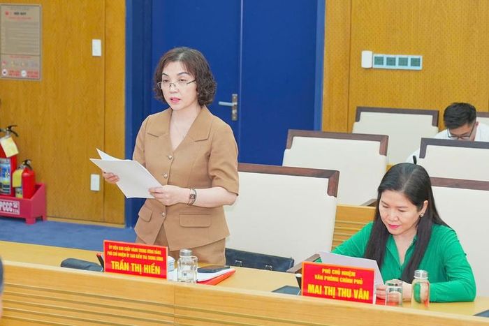 Bà Trần Thị Hiền, Phó Chủ nhiệm Ủy ban Kiểm tra Trung ương, Phó Trưởng đoàn kiểm tra trình bày dự thảo báo cáo. Ảnh: CTTĐTHP