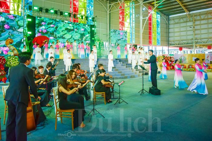 Tiết mục văn nghệ đặc sắc mở màn Lễ hội Trái cây Nam Bộ lần XXII-2026 thu hút đông đảo người dân và du khách tham dự.