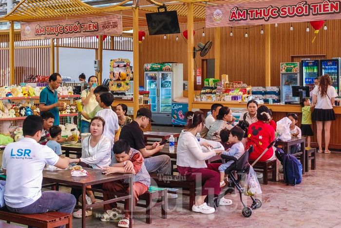 Khu vực ẩm thực cũng luôn trong tình trạng chật kín thực khách ghé đến thưởng thức.