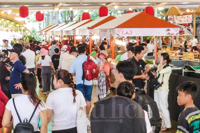 Các loại sầu riêng, chôm chôm tươi ngon cho đến măng cụt tím mọng cùng bơ sáp trĩu quả đều được chuyển trực tiếp từ nhà vườn.