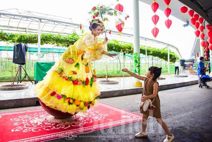 Tiếng cười nói hòa cùng âm nhạc rộn rã tạo nên một bức tranh ngày hội tràn đầy năng lượng ngày hè.