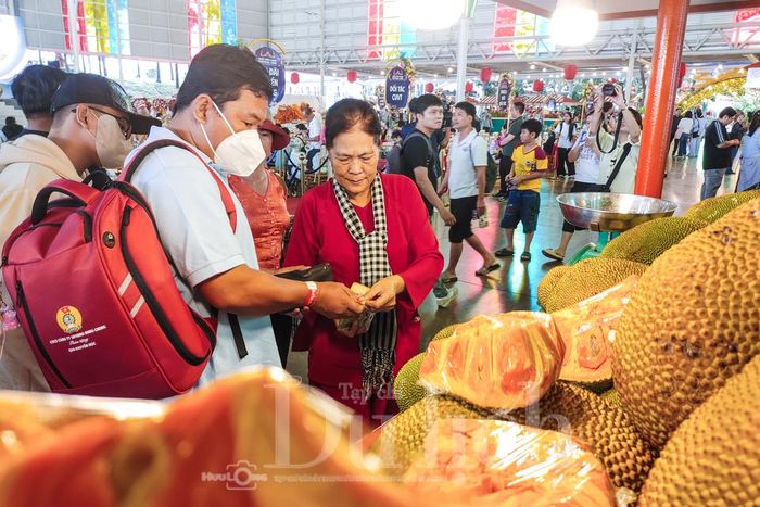 Tâm điểm thu hút đông đảo bước chân du khách chính là chợ trái cây quy tụ hàng trăm quả ngọt vùng đất phương Nam trù phú.