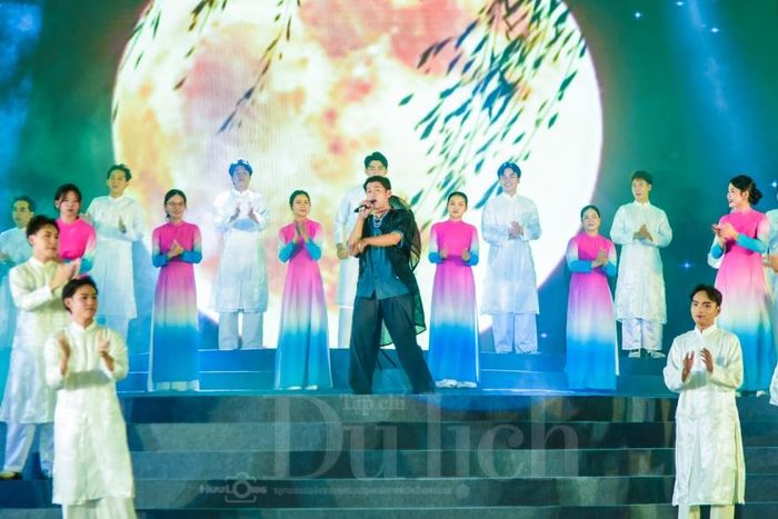 Show diễn kết hợp hip hop, vọng cổ cùng Long nón lá, tái hiện sống động văn hóa miệt vườn sông nước.