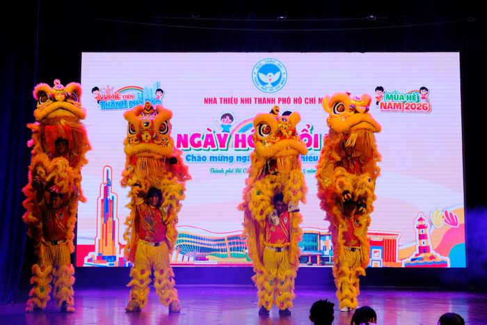 Không chỉ được thưởng thức những tiết mục nghệ thuật đặc sắc, các em thiếu nhi còn được tham gia các hoạt động trải nghiệm, sinh hoạt hè bổ ích, tạo nên một ngày hội tràn ngập niềm vui, tiếng cười và những kỷ niệm đáng nhớ.