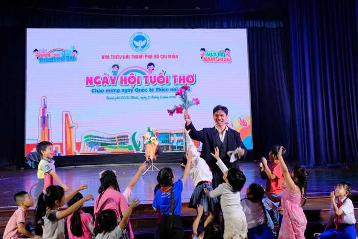 Biểu diễn ảo thuật phục vụ thiếu nhi. 