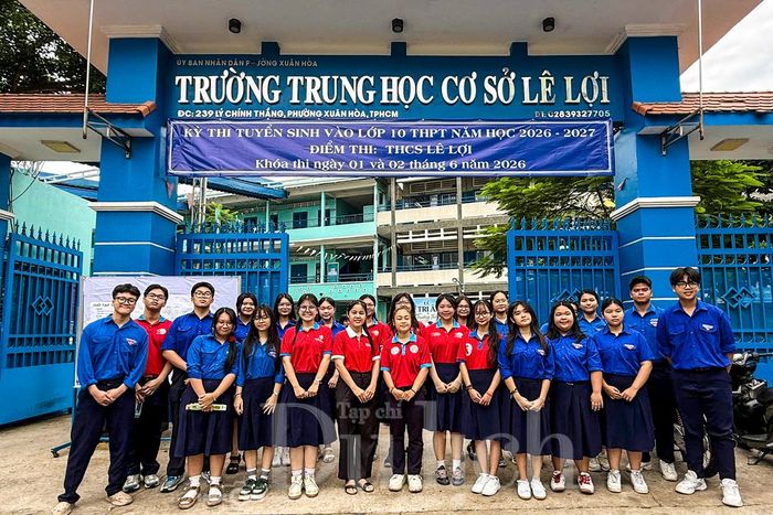 Tại các điểm trường, màu áo xanh tình nguyện tiếp sức mùa thi luôn túc trực hỗ trợ các em.