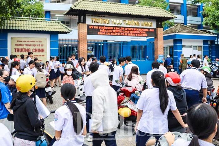 Tại điểm thi THCS Trường Chinh, em Lê Ngọc Phương Anh, học sinh Trường THCS Bình Thọ, cho biết đã ôn tập kỹ các dạng bài nghị luận xã hội và những tác phẩm trọng tâm.