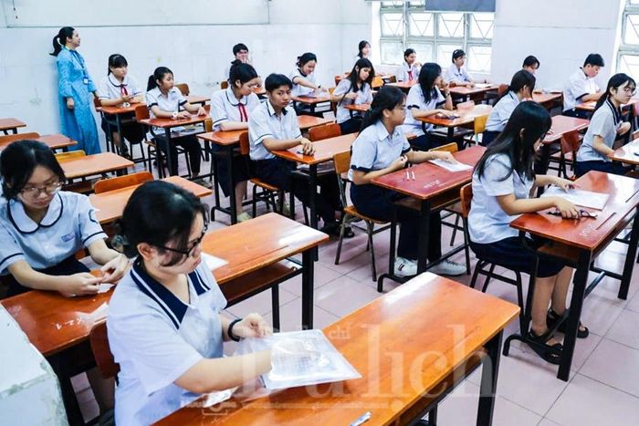 Các em học sinh thi môn Ngữ văn bước vào phòng thi trong tâm trạng tự tin.