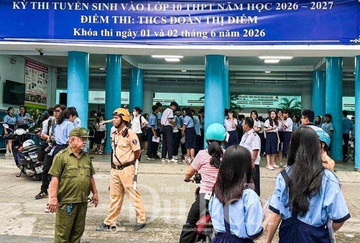 Các lực lượng công an, CSGT, y tế và thanh niên tình nguyện cũng có mặt từ sớm tại các điểm thi để đảm bảo an ninh, hỗ trợ thí sinh và điều tiết giao thông.