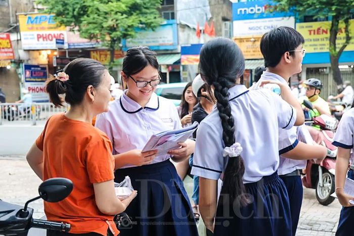 Sáng nay gần 152.000 thí sinh trên địa bàn TP.HCM bước vào ngày thi đầu tiên của kỳ tuyển sinh lớp 10 năm học 2026-2027.