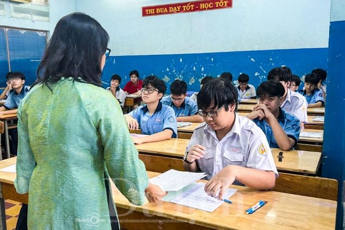 Các giám thị kiểm tra thông tin và nhắc nhở quy chế thi cho thí sinh trước giờ phát đề.