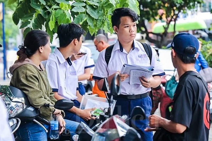 Chủ động đến điểm thi từ sáng sớm, nhiều thí sinh tranh thủ ôn lại kiến thức, tự tin làm bài Ngữ văn.