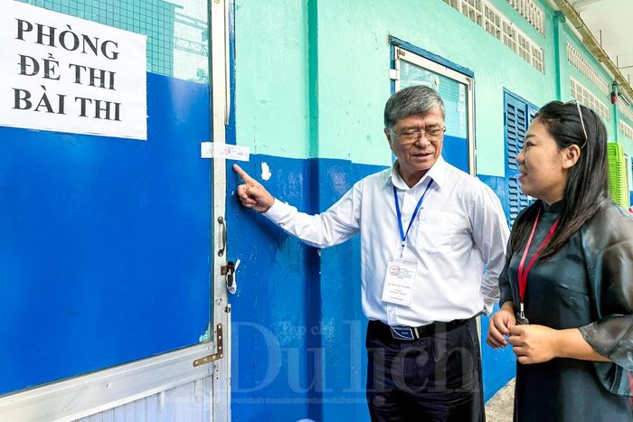 Được chuẩn bị kỹ càng và niêm phong nghiêm ngặt từ sớm, các phòng thi sẵn sàng đón thí sinh bước vào vũ môn trước giờ mở cửa.