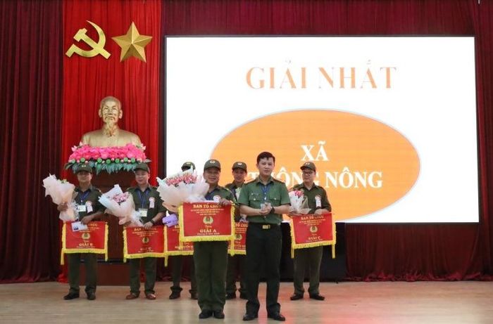Ban Tổ chức trao giải nhất cho đội thi xã Thông Nông.