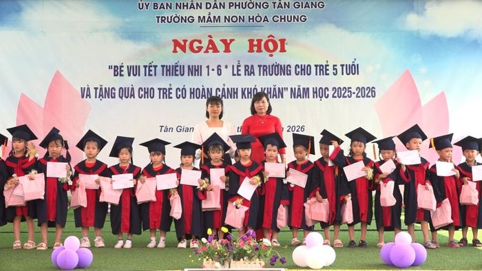 Ban Giám hiệu Trường Mầm non Hòa Chung trao giấy chứng nhận hoàn thành chương trình giáo dục mầm non và tặng quà cho các em khối 5 tuổi tại ngày hội.
