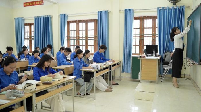 Thầy và trò lớp 12 Trường THPT Pò Tấu, xã Đàm Thủy tập trung củng cố kiến thức trong thời gian nước rút.