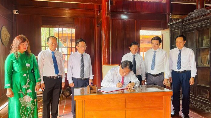 Bí thư Tỉnh ủy, Chủ tịch HĐND tỉnh Phan Thăng An ghi sổ cảm tưởng bày tỏ lòng thành kính và tri ân sâu sắc công lao to lớn của đồng chí Hoàng Đình Giong.