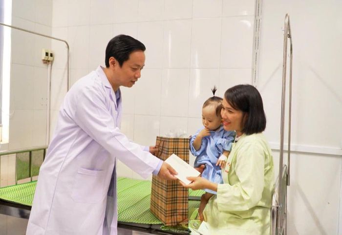 Chủ tịch UBND tỉnh Lê Hải Hòa tặng quà bệnh nhi đang điều trị tại Bệnh viện Đa khoa tỉnh.