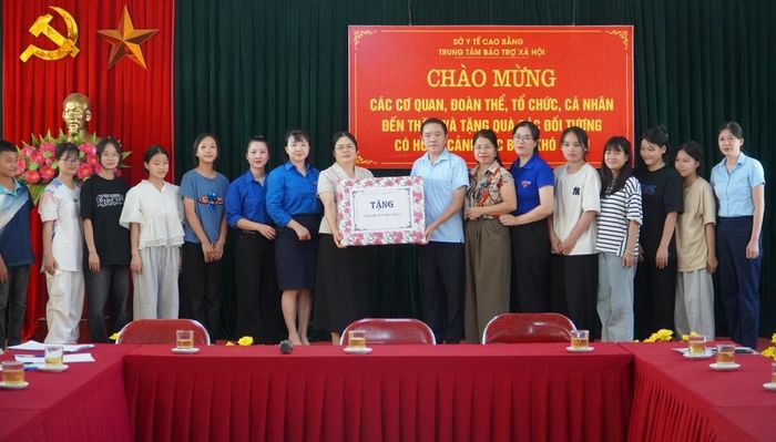 Lãnh đạo Công ty TNHH Một thành viên Xổ số kiến thiết Cao Bằng tặng quà cho các cháu thiếu nhi.