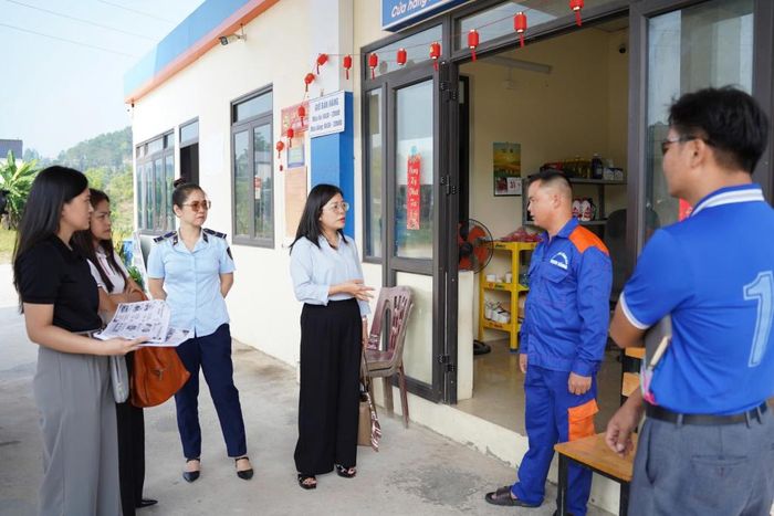 Đoàn công tác Sở Công Thương kiểm tra việc kinh doanh xăng sinh học E10 tại Cửa hàng Xăng dầu Bạch Đằng.