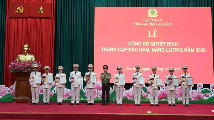 Giám đốc Công an tỉnh Nguyễn Quang Vinh trao quyết định thăng cấp hàm cho cán bộ, chiến sĩ.