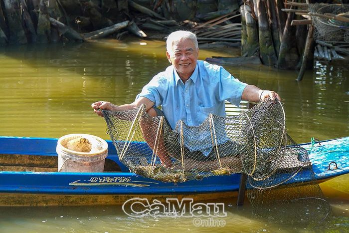Nụ cười phấn khởi của ông Hồ Minh Anh trong ngày thu hoạch tôm phản ánh niềm tin của người dân vào hướng phát triển kinh tế thủy sản bền vững ở địa phương.