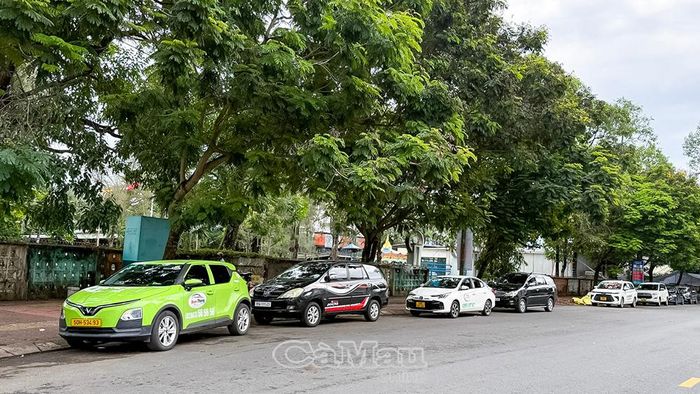 Để phù hợp với thực tiễn, Luật Trật tự, an toàn giao thông đường bộ 2024 được sửa đổi bởi Luật Sửa đổi, bổ sung 10 luật liên quan đến an ninh trật tự 2025 cũng đã bỏ quy định xe kinh doanh vận tải hành khách phải trang bị ghế ngồi trẻ em khi chở trên xe.