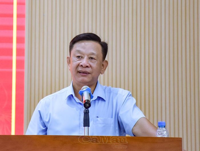 Đồng chí Hồ Trung Việt, Trưởng Ban Tuyên giáo và Dân vận Tỉnh ủy, trực tiếp đứng lớp ngay sau lễ khai giảng.