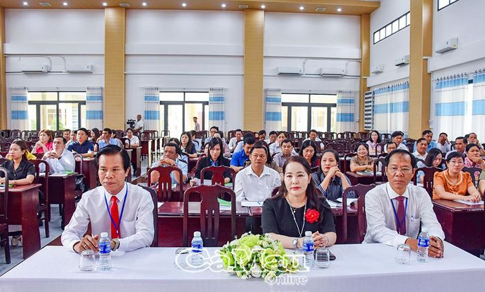 Các đại biểu và học viên dự lễ khai giảng.
