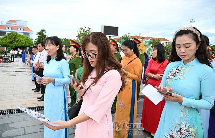  Cán bộ, công chức, viên chức phường cùng trải nghiệm, tìm hiểu nhiều thông tin địa phương từ hệ thống Wifi miễn phí.